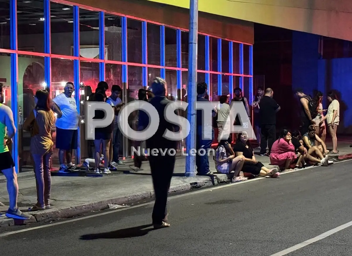 El siniestro generó humo en varios niveles del inmueble, lo que derivó en la evacuación preventiva de 19 pisos donde habitan más de 150 familias. Foto: POSTA.