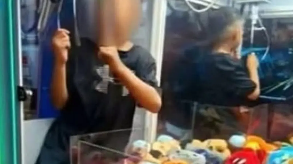 ¿Cómo llegó ahí? Así rescataron a un niño que estaba atrapado en máquina de peluches