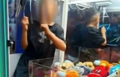 ¿Cómo llegó ahí? Así rescataron a un niño que estaba atrapado en máquina de peluches