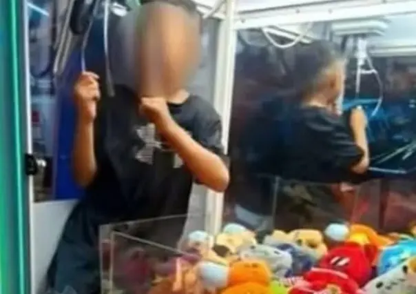 ¿Cómo llegó ahí? Así rescataron a un niño que estaba atrapado en máquina de peluches