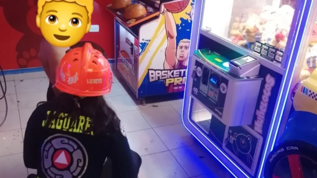 ¿Cómo llegó ahí? Así rescataron a un niño que estaba atrapado en maquina de peluches