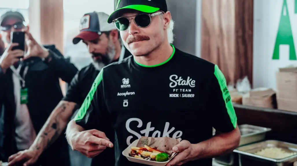 ¡En una banqueta! La vez que Valtteri Bottas, compañero de Checo Pérez en Cadillac, comió tacos en CDMX
