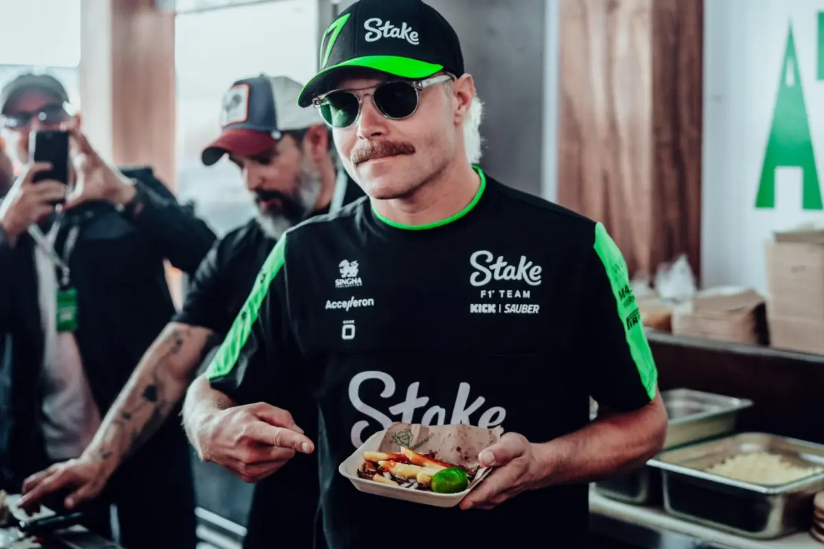 Valtteri Bottas comiendo tacos. Foto: X @LiiLii_Moyron