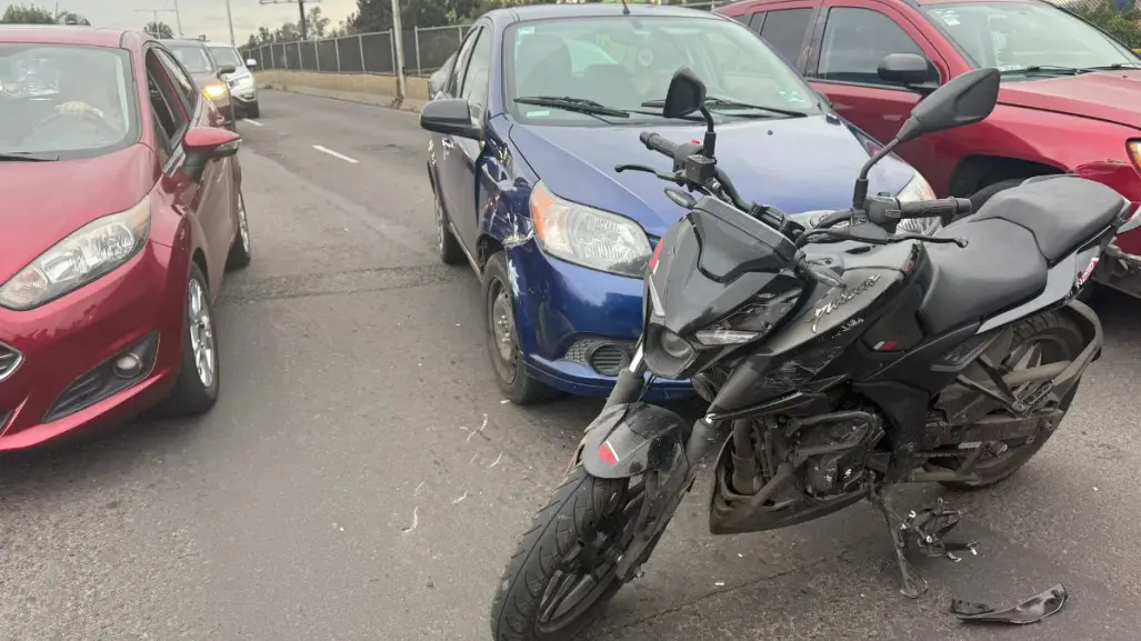 Conductor de Uber provoca accidente en Churubusco y deja a motociclista lesionado