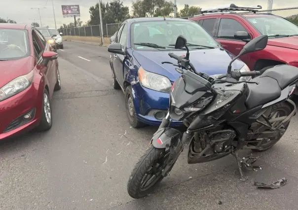 Conductor de Uber provoca accidente en Churubusco y deja a motociclista lesionado