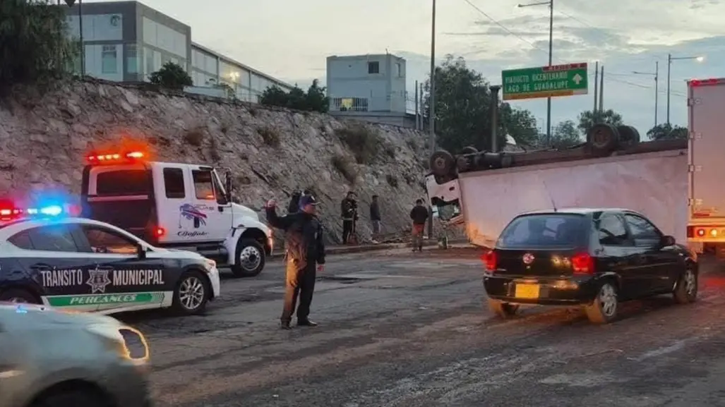 VIDEO | Tráiler con impresoras vuelca en Tlalnepantla y causa caos vial, ¿cuál es la vialidad afectada?