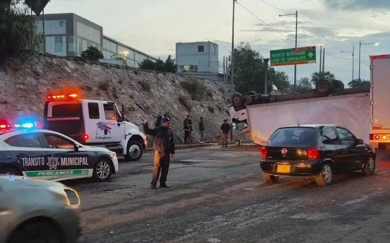 Caos por accidente sobre la avenida Gustavo Baz, a la altura de Barrientos en Tlalnepantla. Foto: FB/ Gobierno de Tlalnepantla de Baz (Canva)