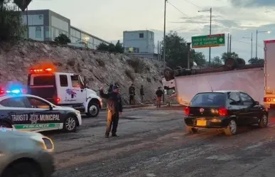 VIDEO | Tráiler con impresoras vuelca en Tlalnepantla y causa caos vial, ¿cuál es la vialidad afectada?