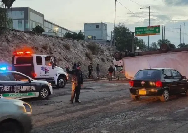 VIDEO | Tráiler con impresoras vuelca en Tlalnepantla y causa caos vial, ¿cuál es la vialidad afectada?