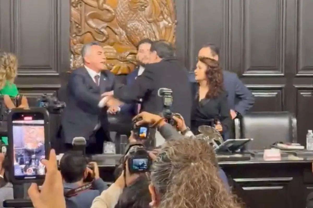 Alejandro Moreno y Gerardo Fernández Noroña enfrentándose a golpes Foto: X(Twitter) @mcastellanos_mx