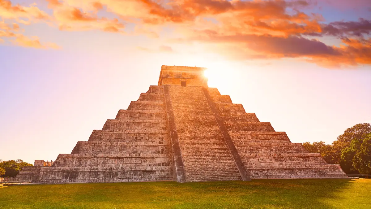 El descenso de Kukulcán ocurre dos veces al año Foto: Canva