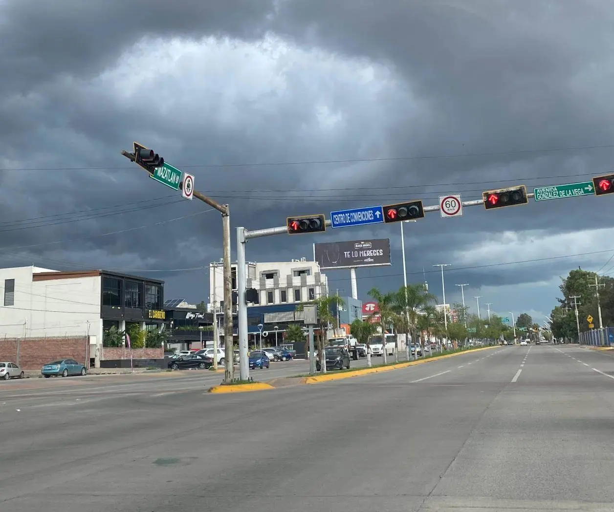 El bulevar de Durango famoso por su vida nocturna, estadios y parques | Foto: Irving Reyna