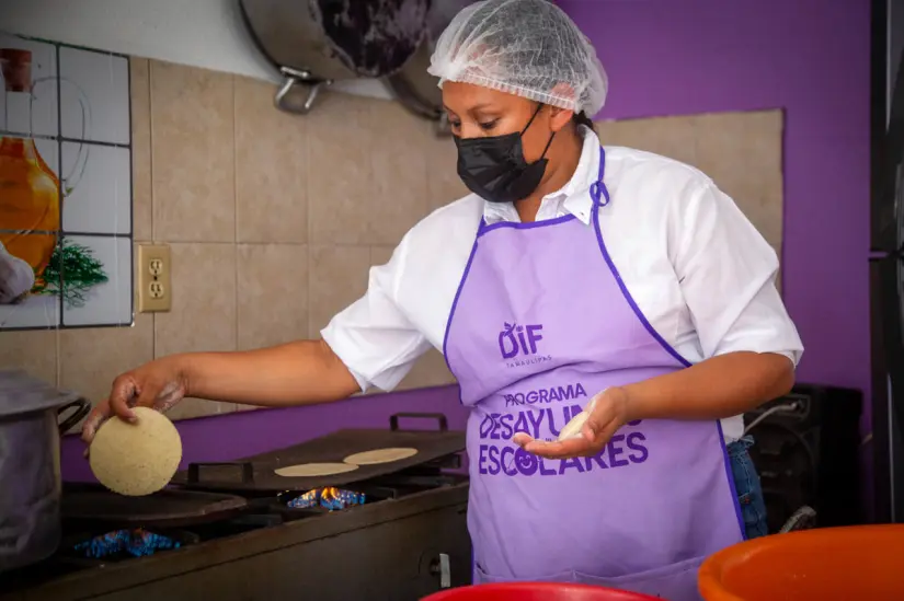 Los desayunos escolares son preparados por los propios padres de familia. Foto: DIF Tamaulipas