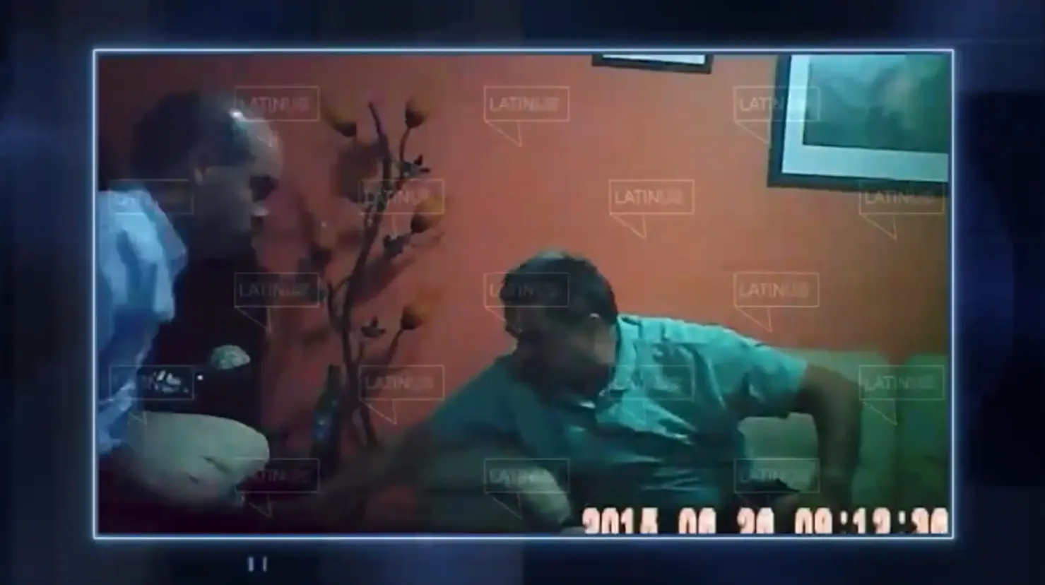 Revelan video de David León entregando 300 mil pesos a candidato de Morena en 2015. Foto: X (@CarlosLoret) (Captura de pantalla)