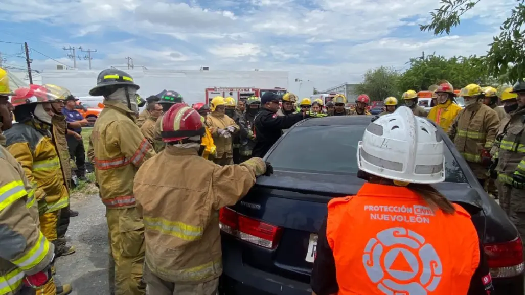 Protección Civil y bomberos de Cadereyta se capacitan en rescate de vehículos híbridos y eléctricos