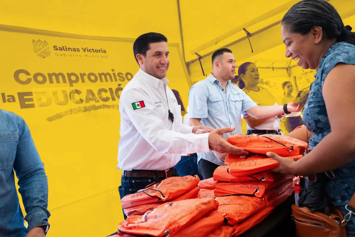 El alcalde de Salinas Victoria entregando kits escolares Foto: Canva