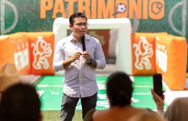 Félix Arratia entrega escrituras a familias de Juárez con el programa Gol por tu Patrimonio