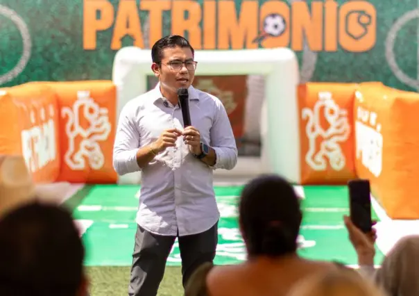 Félix Arratia entrega escrituras a familias de Juárez con el programa Gol por tu Patrimonio