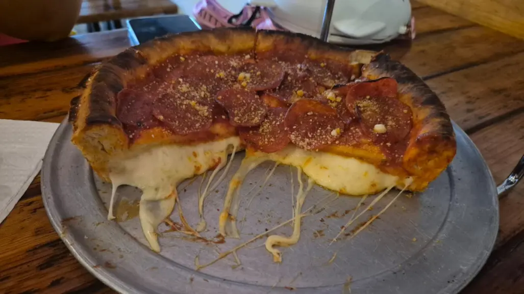 El único rincón en La Paz donde puedes probar una pizza al estilo Chicago
