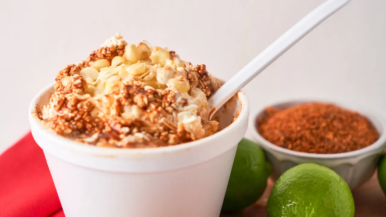 Esquites con mayonesa, limón y sal. Foto: Canva
