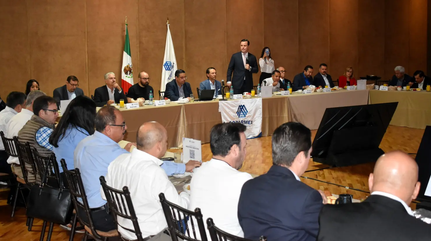 El fiscal Federico Fernández en reunión con integrantes de Coparmex Sureste. (Fotografía: Coparmex Sureste)