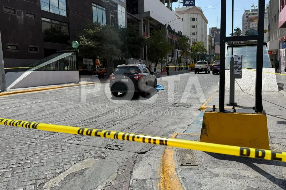 Una camioneta colo negro y una persona atropellada. Foto: Raymundo Elizalde