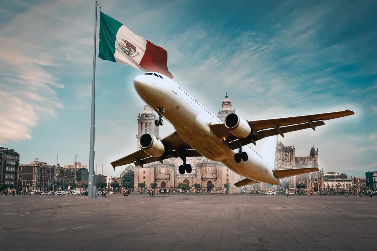 La Ciudad de México y un avión. Foto: Canva