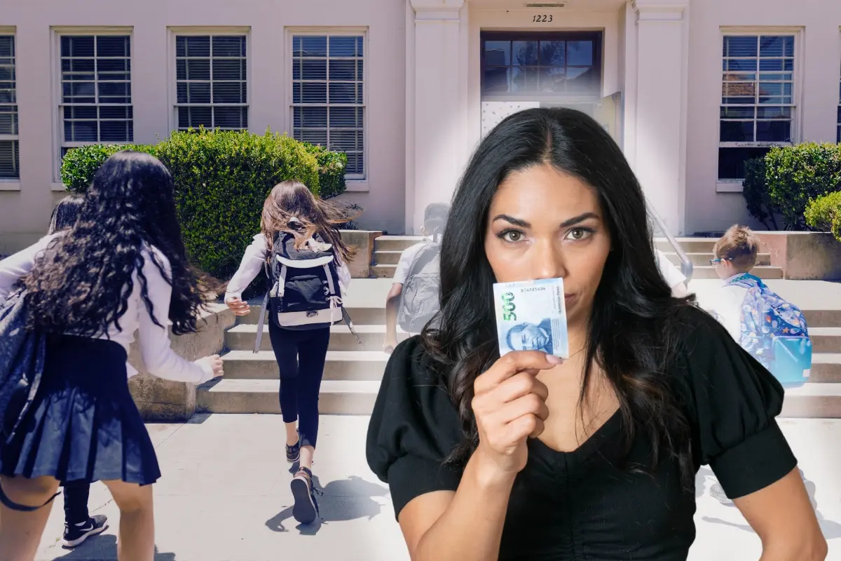 Niños regresando a clases y una mujer con un billete. Foto: Canva