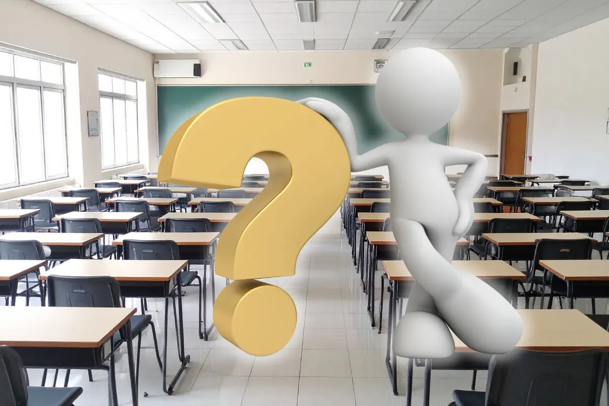 Aula de escuela y signo de interrogación. Foto: Canva
