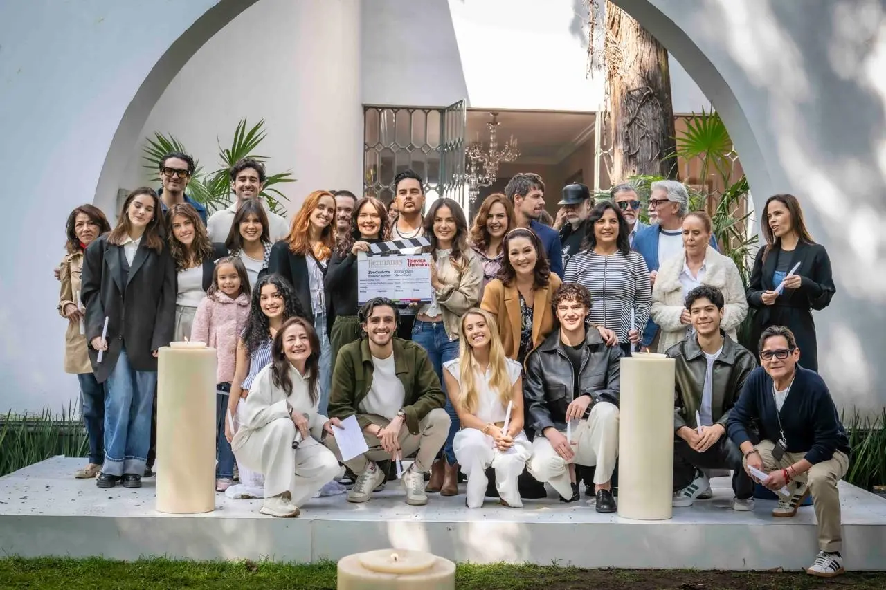 El reparto de Hermanas: un amor compartido, se reunió este martes para dar inicio oficial a las grabaciones del melodrama. Foto: Cortesía Televisa
