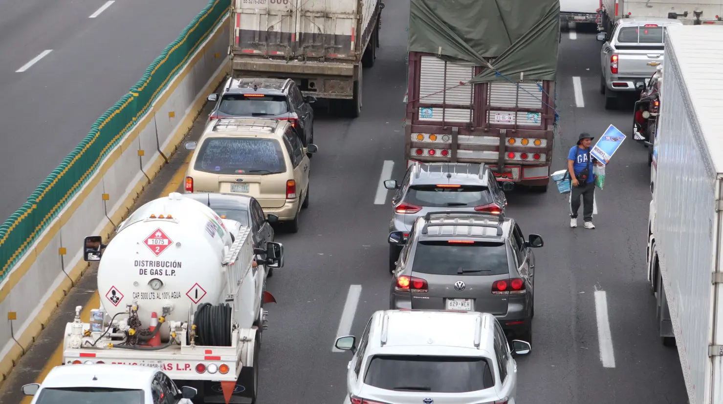 La mayoría de los siniestros ocurren en vialidades primarias de alto flujo, donde influyen factores como el exceso de velocidad y fallas mecánicas. Imagen: Juan López
