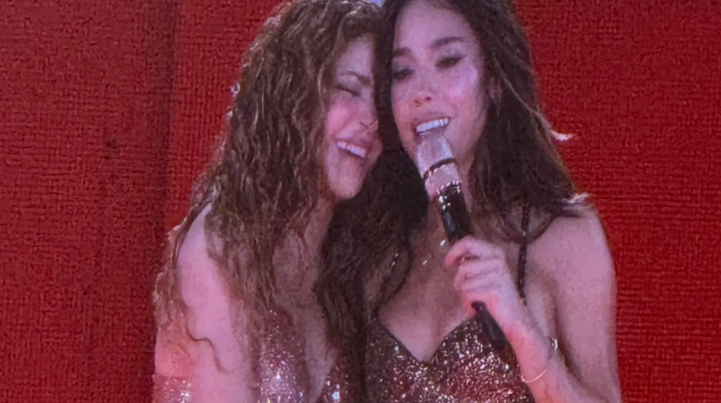 Shakira y Danna, un dúo inesperado que revolucionó el octavo show de la colombiana en CDMX. Foto: Otto Rojas