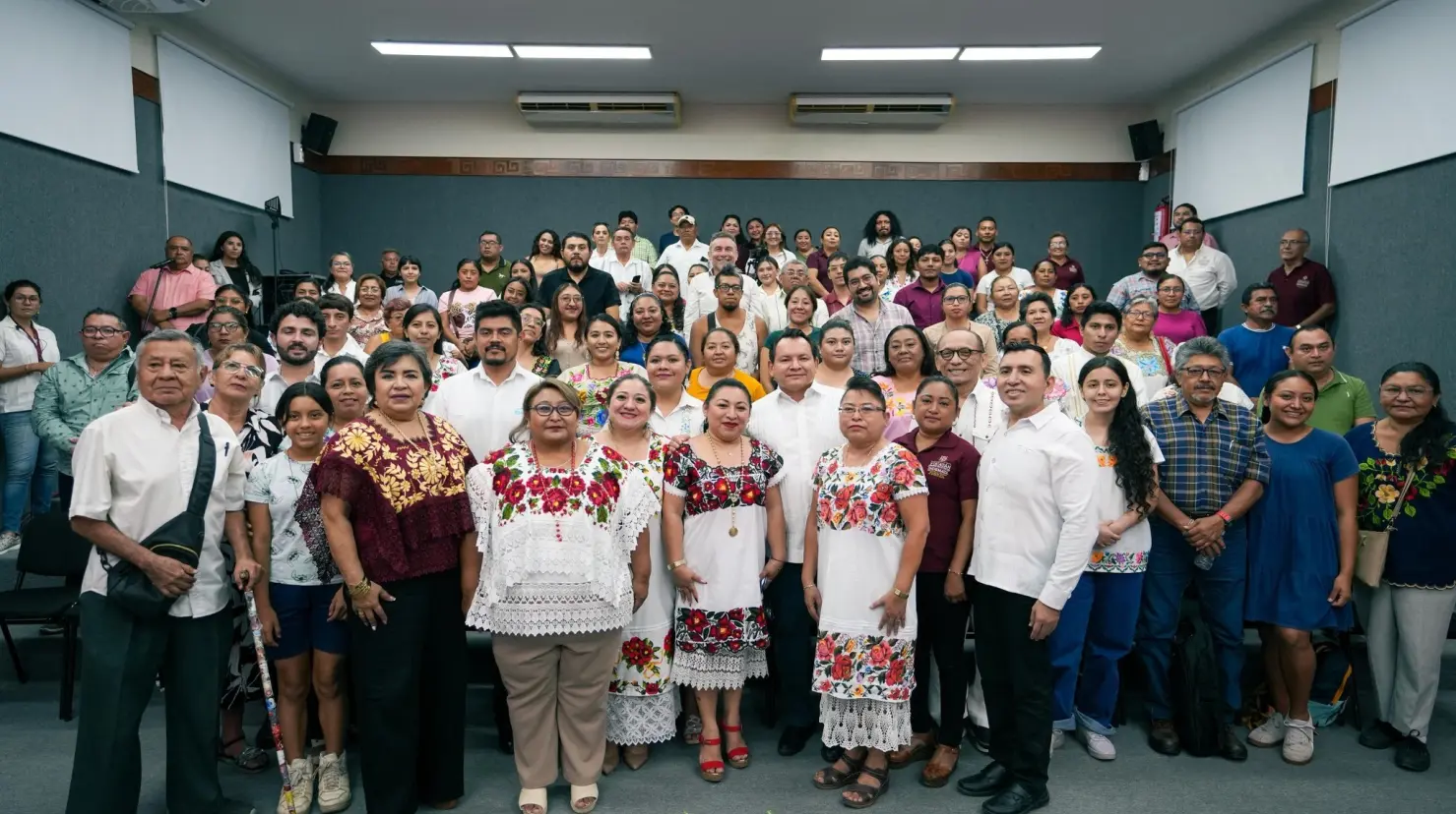 El gobernador Joaquín Díaz Mena inauguró el programa “Koox kanik maaya t’aan”, que ofrecerá cursos presenciales y virtuales de lengua maya en escuelas y espacios públicos de Yucatán.- Fuente Gobierno del Estado