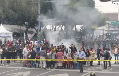 VIDEO | Vecinos protestan en Eje Central y queman muebles tras desalojo de vivienda en CDMX