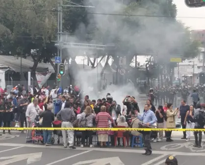 VIDEO | Vecinos protestan en Eje Central y queman muebles tras desalojo de vivienda en CDMX