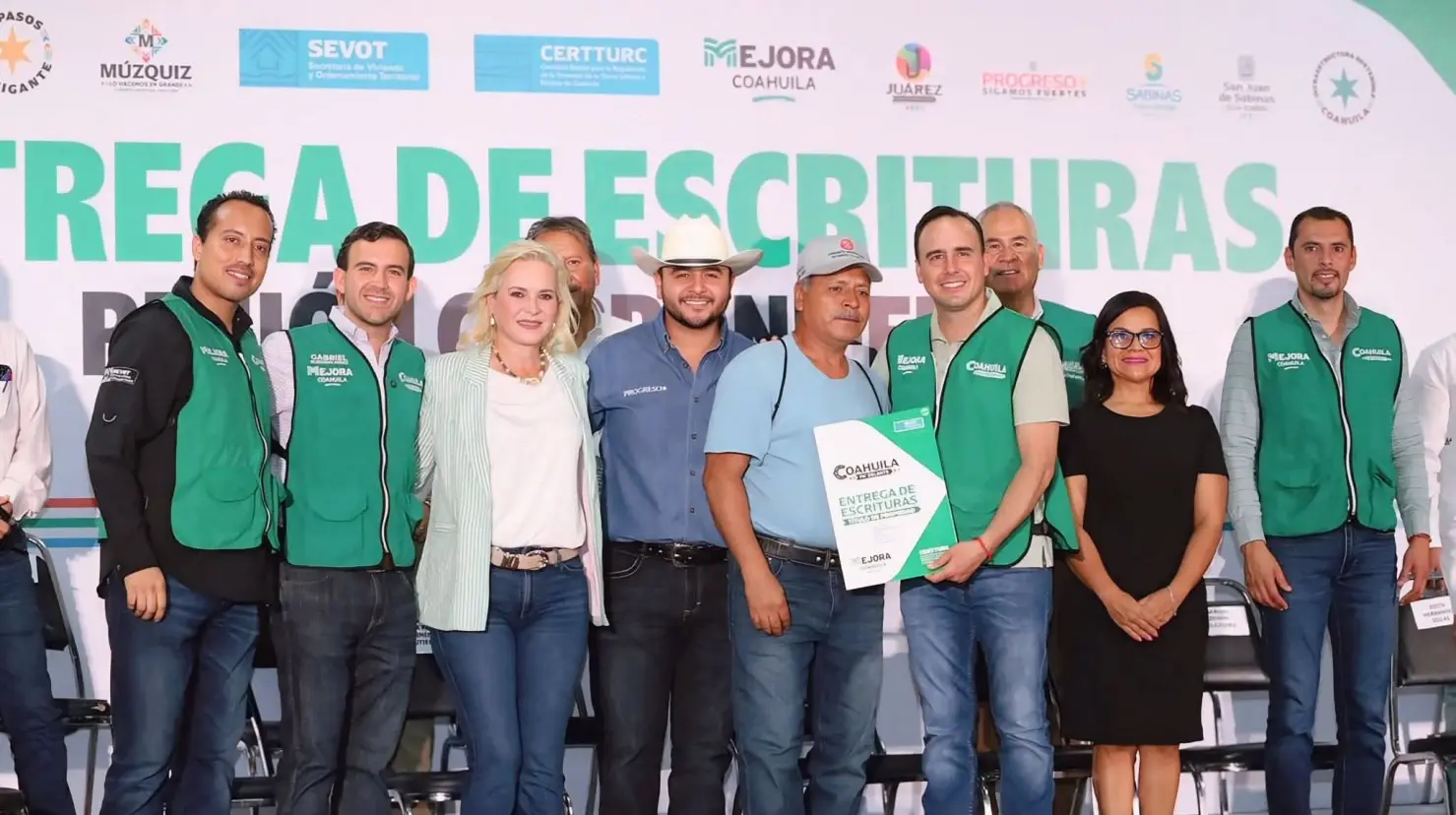 El gobernador Manolo Jiménez entregó escrituras en el municipio de Múzquiz. (Fotografías: Zenón Velázquez)