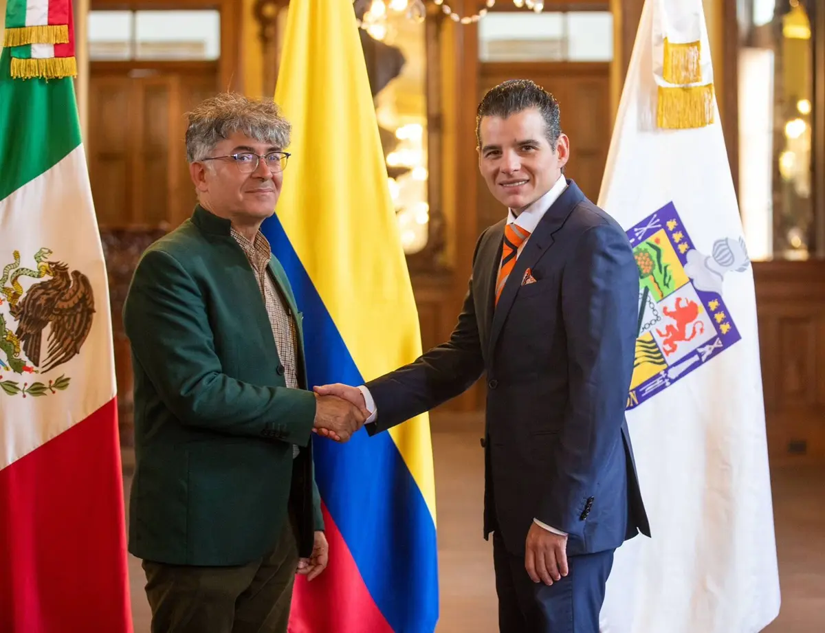 En la imagen el secretario general de Gobierno de Nuevo León, Miguel Ángel Flores, recibe al embajador de Colombia en México, Carlos Fernando García Manosalva. Foto: Gobierno de Nuevo León