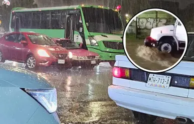 VIDEO | Motociclista es arrastrada por corriente de agua en Tlalpan y termina chocando con un camión
