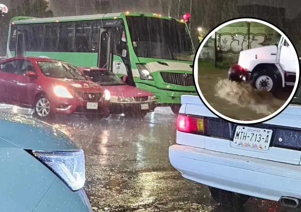 VIDEO | Motociclista es arrastrada por corriente de agua en Tlalpan y termina chocando con un camión