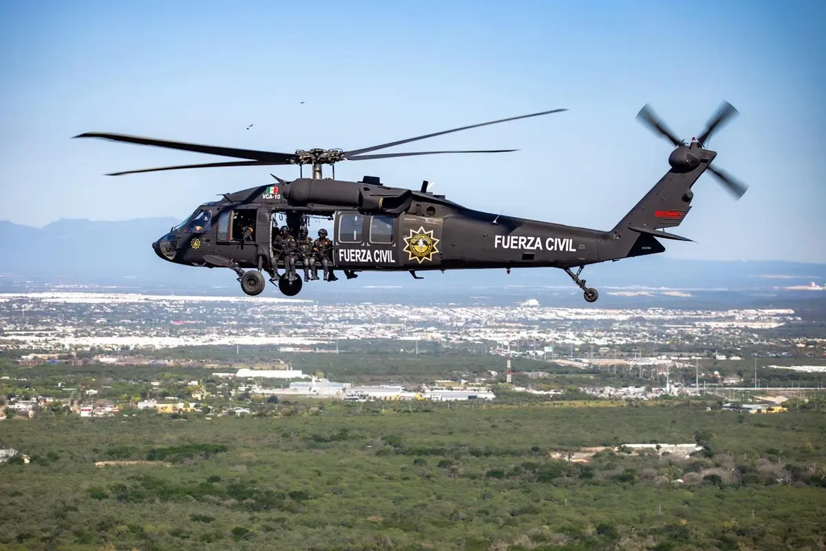 Un helicóptero de Fuerza Civil realiza labores de vigilancia en el área metropolitana de Monterrey. Foto: Facebook Fuerza Civil