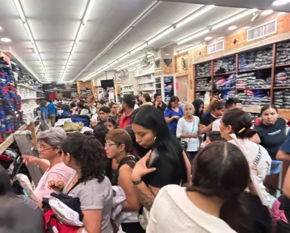 Padres abarrotan tienda en Monterrey para comprar uniformes escolares