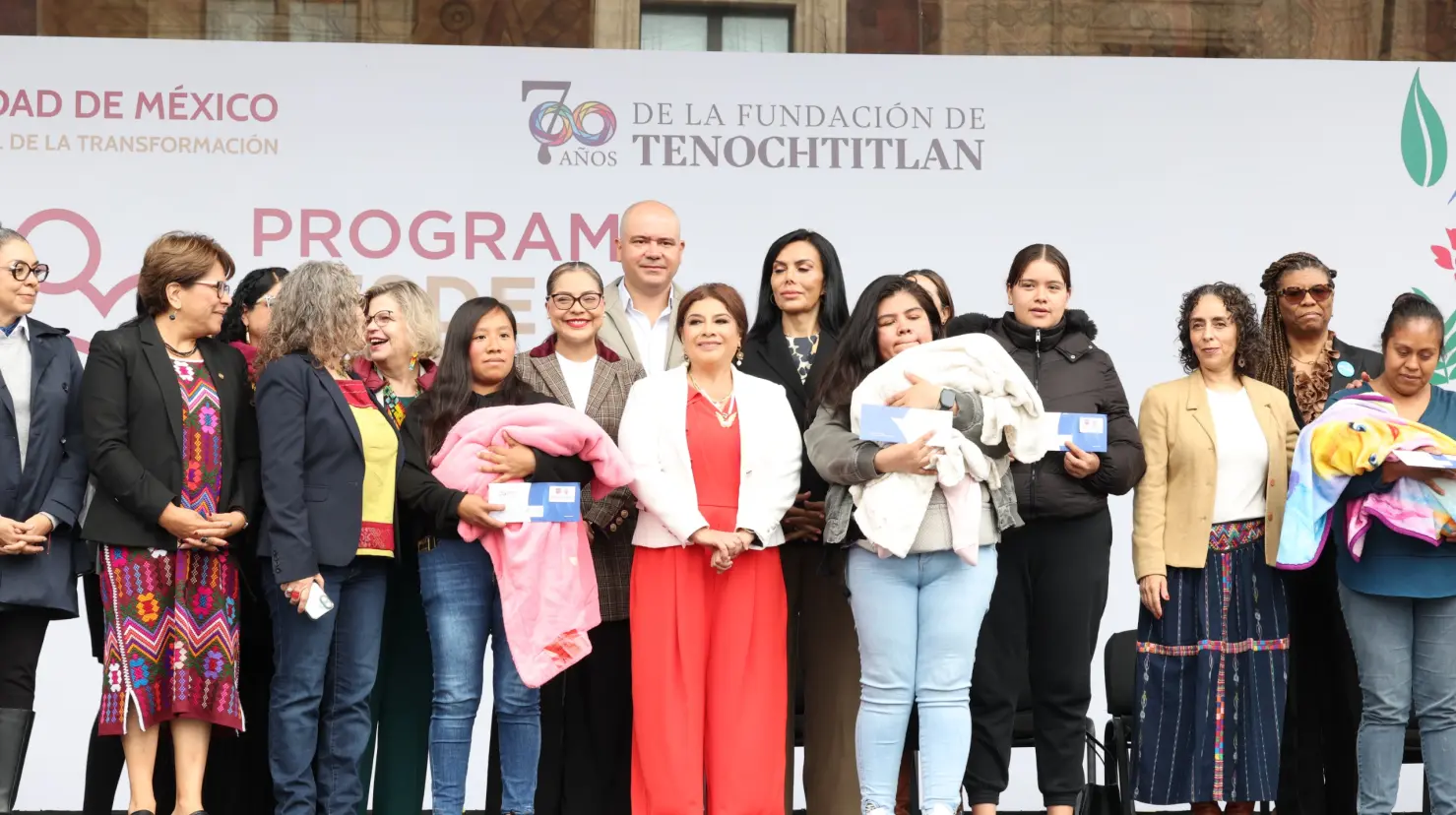 Clara Brugada y beneficiarias del programa Desde la Cuna en CDMX.     Foto: Gobierno de CDMX