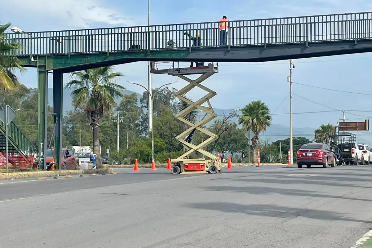 En Ciudad Victoria, la rehabilitación del puente peatonal de la colonia Pedro Sosa avanza a paso firme y ya registra un 60 por ciento de progreso. Foto: Facebook César Báez