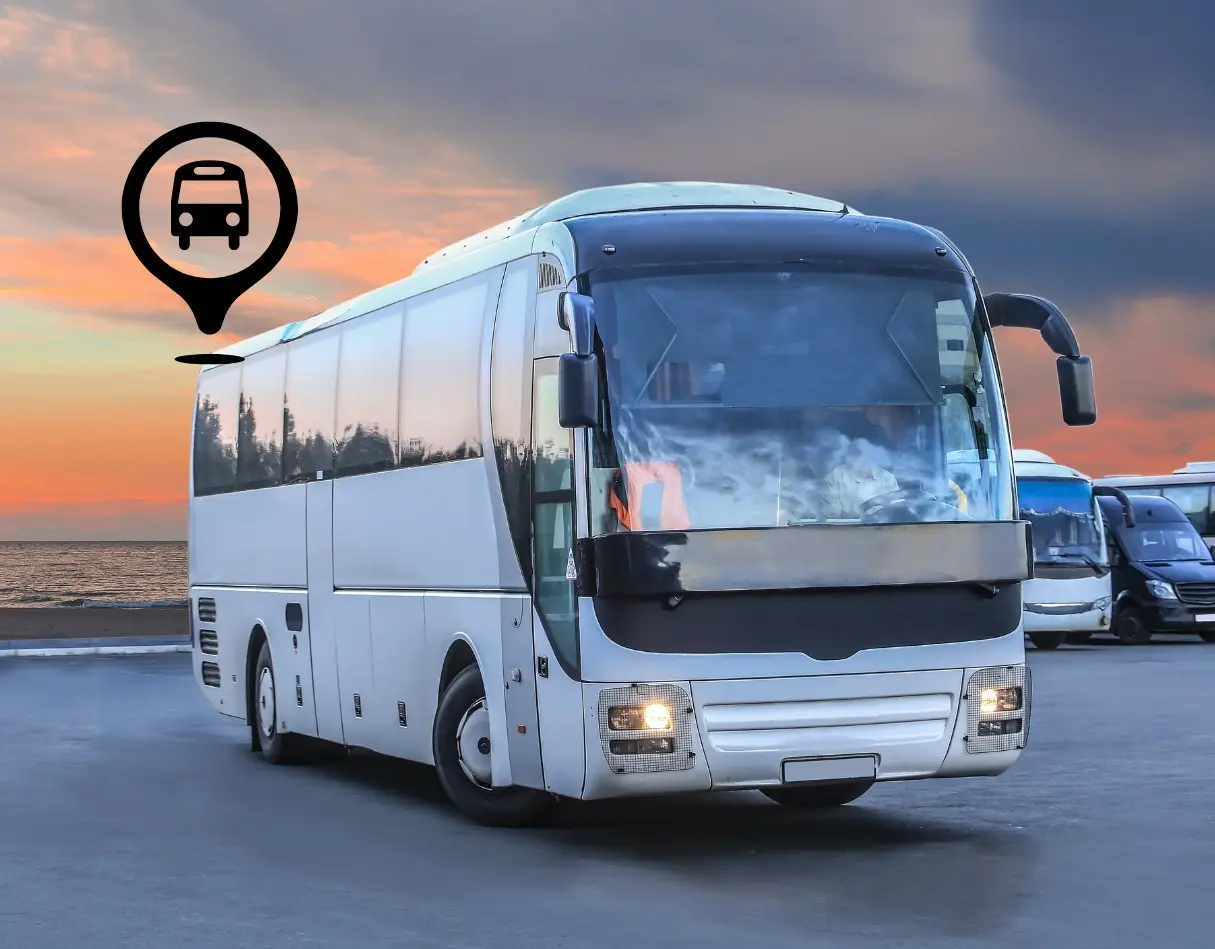 Desde la Central de Autobuses de Monterrey, se puede viajar a diversas playas populares. Foto: Canva.