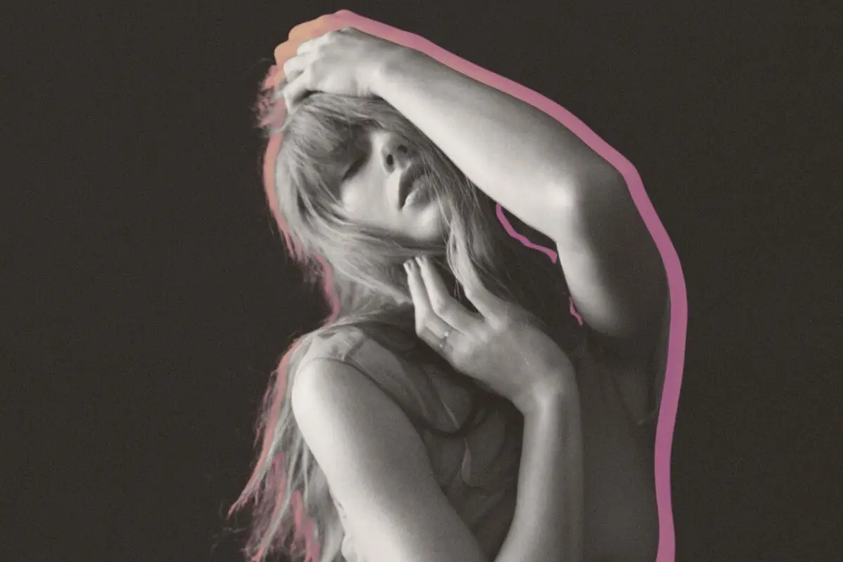 Taylor Swift y Travis Kelce anunciaron su compromiso el martes 26 de agosto. FOTO: CANVA/Republic Records