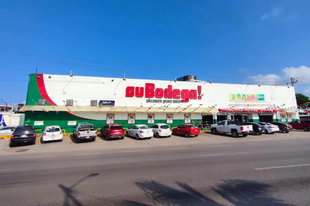 El hecho quedó grabado en video por un testigo, donde se observa a al menos dos hombres sometiendo al sospechoso en el suelo mientras la víctima lo señala como responsable. Foto: Su Bodega