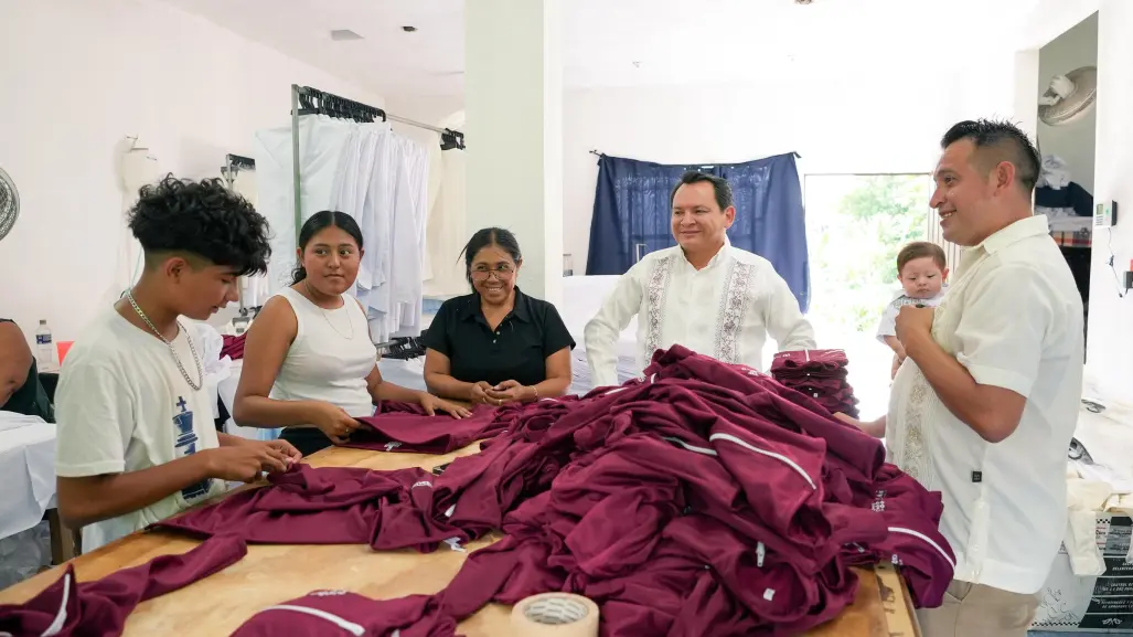 Uniformes escolares de Tekit fortalecen empleo local con el programa Bienestar en tu Escuela