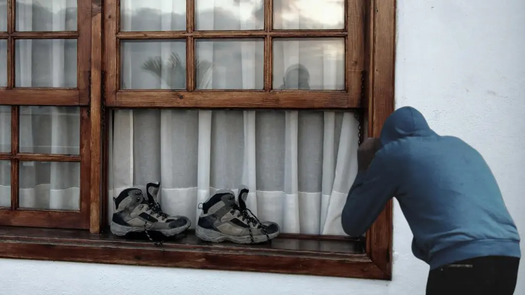VIDEO | Ladrón roba tenis que estaban secando en la ventana; dueño acababa de lavarlos