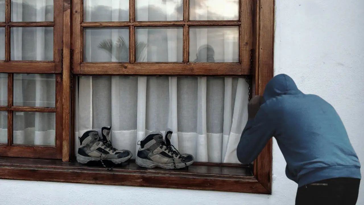 Ladrón roba tenis que estaban secando en la ventana; dueño acababa de lavarlos. Foto: @c4jimenez / Canva