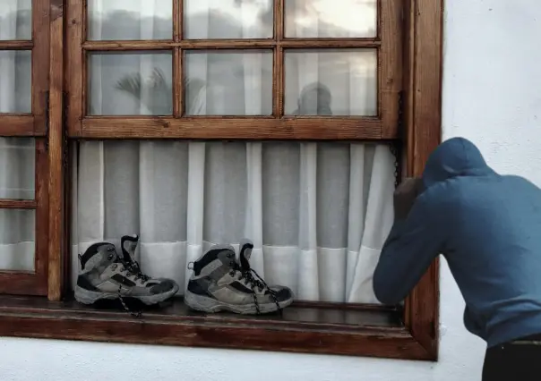 VIDEO | Ladrón roba tenis que estaban secando en la ventana; dueño acababa de lavarlos